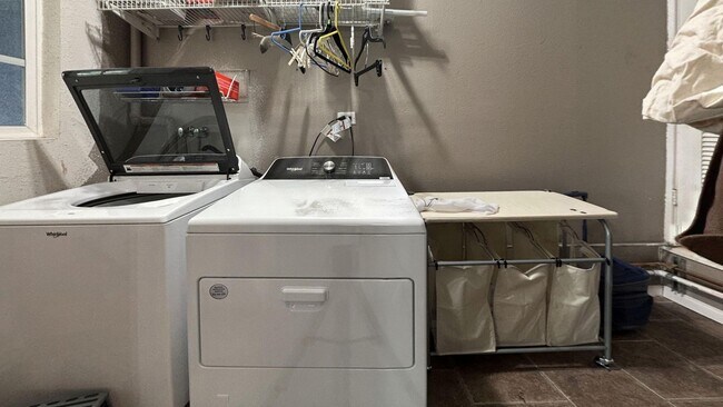 Building Photo - Spacious 4 Bedroom, 3 Bathroom Redlands Home!