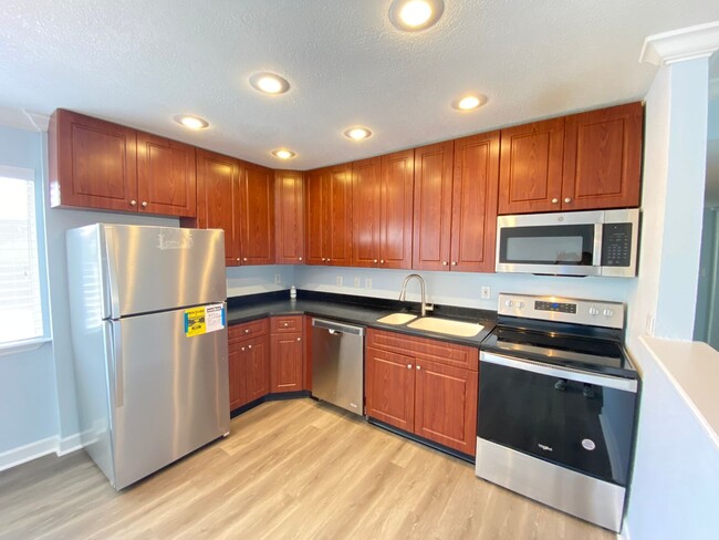 Building Photo - Spacious 3 bedroom, 2 bathroom Condo Locat...