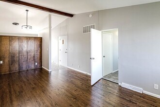 Building Photo - Top-Floor 2-Bedroom Apartment with Vaulted Ceilings!