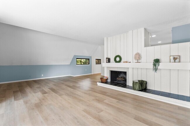 Building Photo - 43 Great Meadow Ln