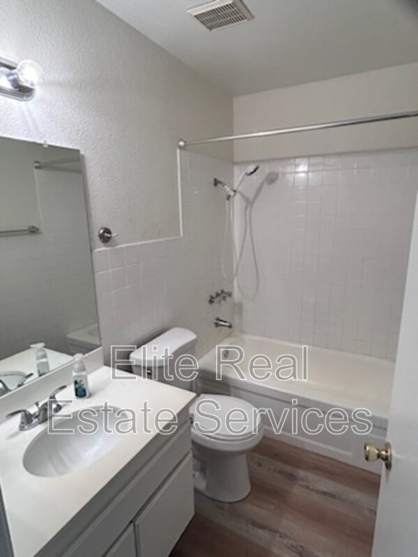 Building Photo - 3110 Manos Dr