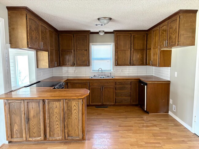 Building Photo - Stunning and Bright home in the heart of the Rose District