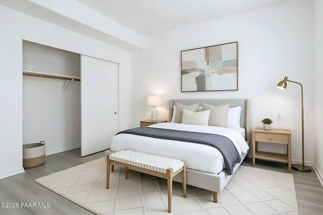 Building Photo - 354 W Delano St