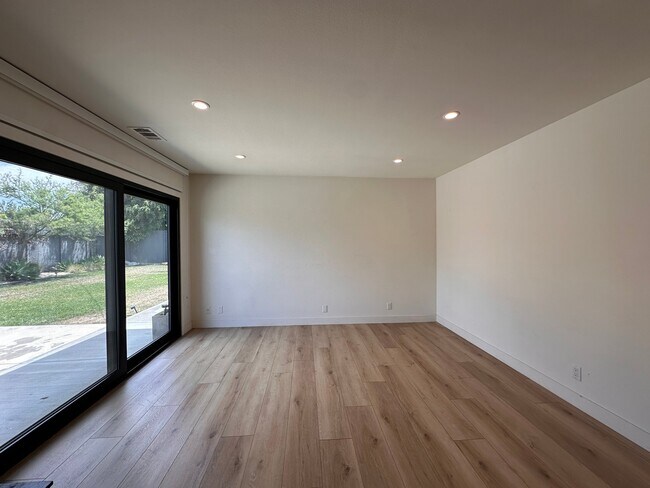Building Photo - 421 Larry Ln
