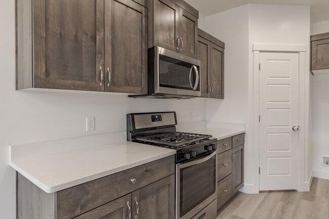 Building Photo - Beautiful Property in the Sage Canyon Neig...