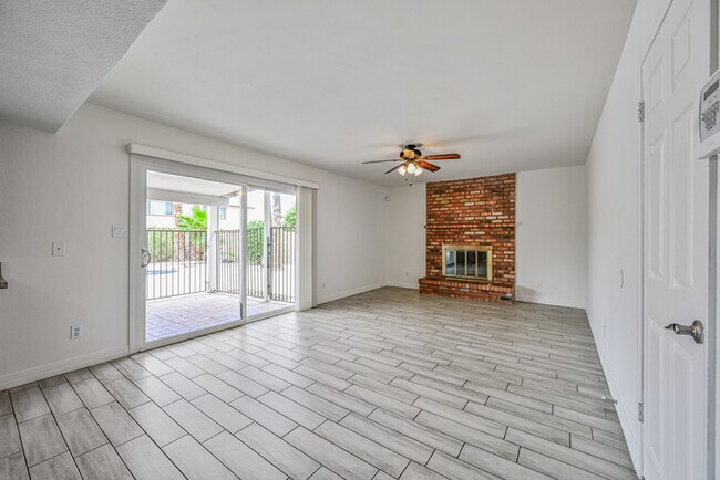 Building Photo - 4 bedroom with Pool !!
