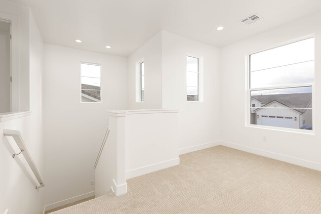 Building Photo - Beautiful New Home with access to community pool