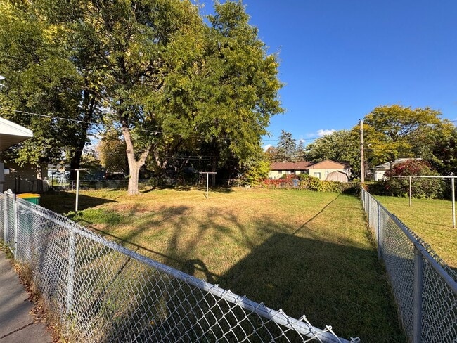 Building Photo - AVAILABLE NOW! Gorgeous, Newly Renovated 5...