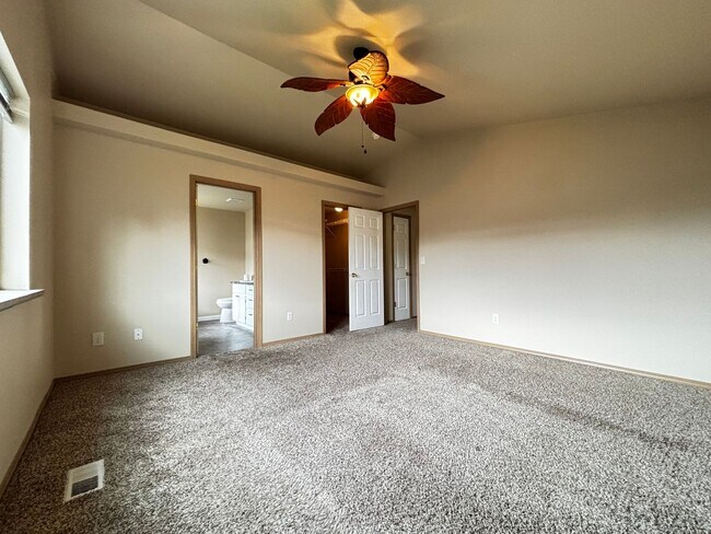 Building Photo - Spacious Spanaway Home