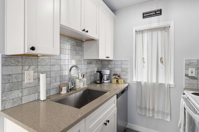 Building Photo - 120 4th Ave N