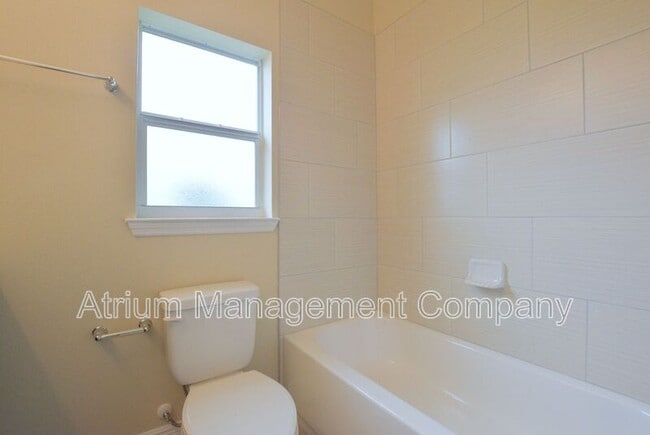 Building Photo - 517 Blackbird Ln