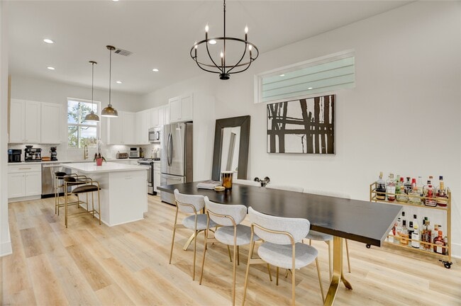 Building Photo - 2013 Cochran St