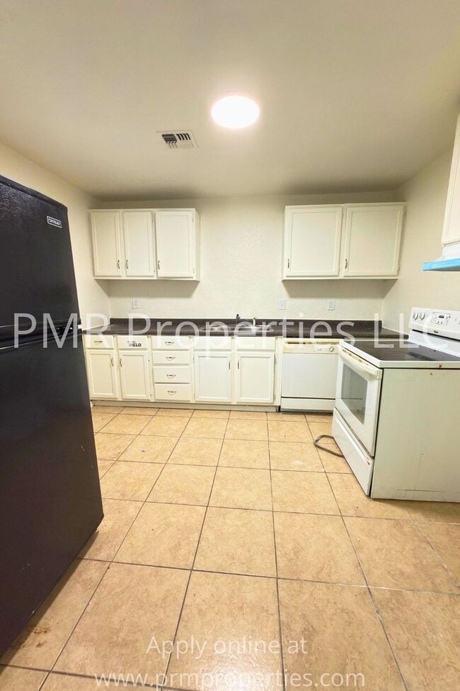 Building Photo - 3 Bedrooms / 1 Bathroom House