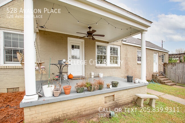 Building Photo - 528 Avalon Pl