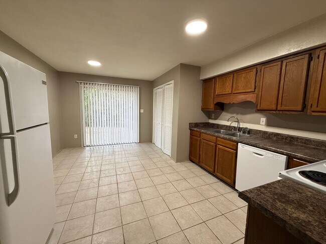 Building Photo - BREWSTER ESTATES duplex available NOW!