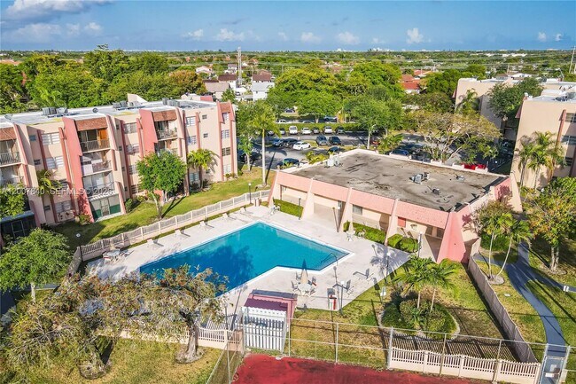 Building Photo - 13715 Kendale Lakes Cir