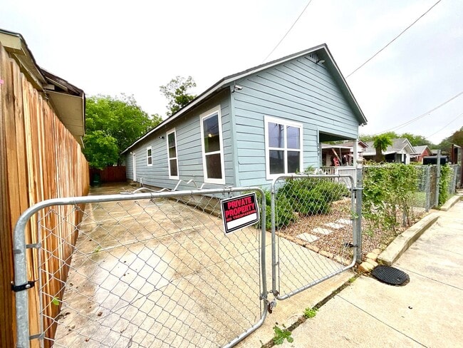 Building Photo - Move-In Ready 3BD/2BA – Laminate Floors, Fenced Yard & Prime Location! ACCEPTS SECTION 8