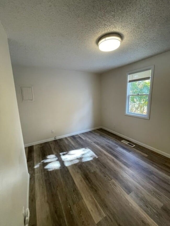 Building Photo - 3 Bedroom/ 1 Bathroom downtown home!