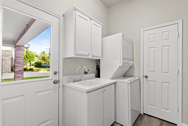 Building Photo - 14810 Cantwell Bend