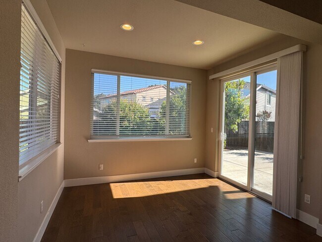 Building Photo - Fountaingrove 4 bedroom beauty