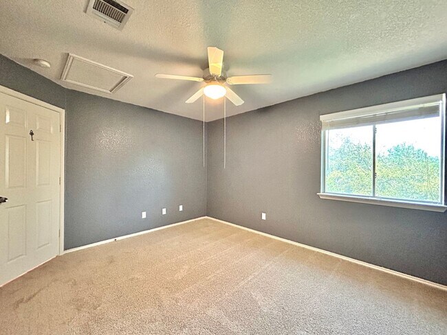Building Photo - Lovely & Spacious 3/BR 2.5/BA Home in Roun...