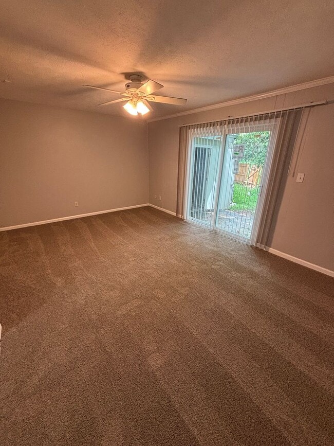 Building Photo - Beautiful 3 Bedroom Townhouse!
