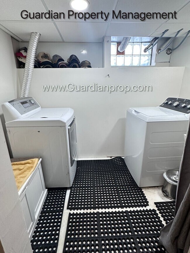 Building Photo - Linden Hills Upper Level Duplex, Sunroom, In Unit Laundry, Dishwasher