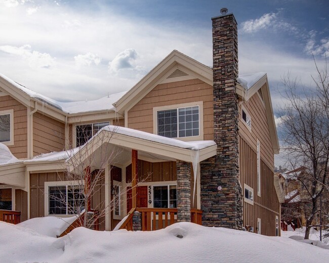 Building Photo - Beautiful Townhome