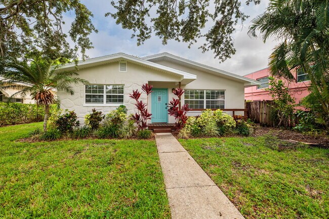Building Photo - Charming single-family home nestled in des...