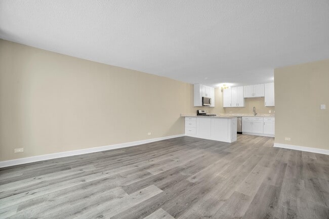 Building Photo - 2222 S Stewart Ave