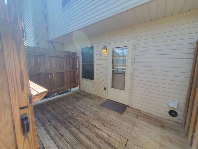 Building Photo - "Charming 2-Bed Townhouse Retreat with Modern Comforts in Hendersonville!"