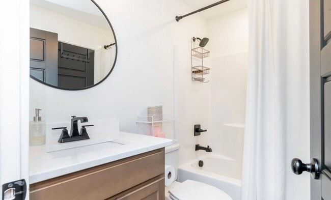 Building Photo - 3BR/2.5BA Home for Rent in Jeffersonville!  Two Car Attached Garage!