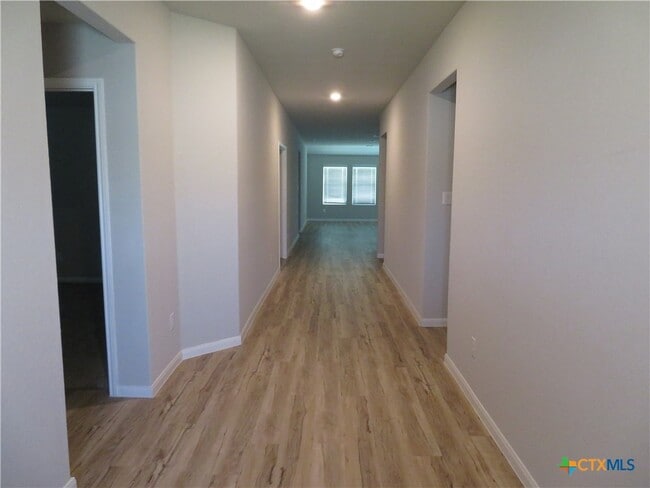 Building Photo - 554 Blue Stem Rd