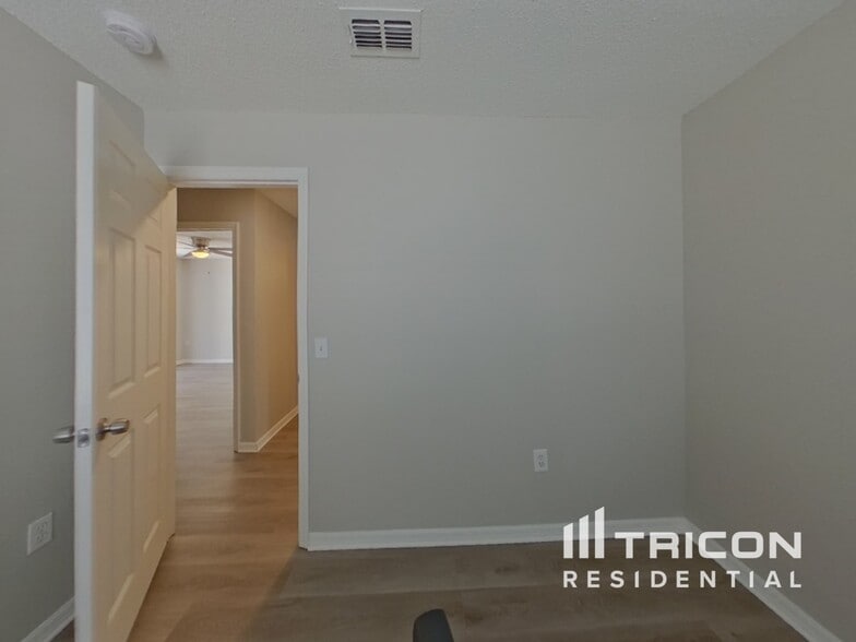 Building Photo - 5852 Lake Front Dr