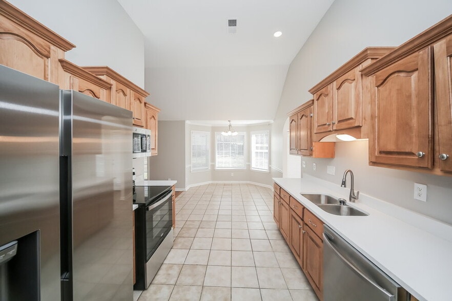 Building Photo - 8911 Oak Grove Blvd