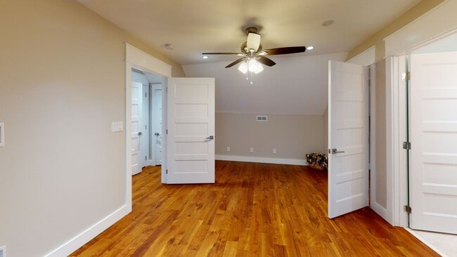 Building Photo - 4BR/3BA Cottage Near UTK | Student Friendl...