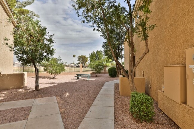 Building Photo - Stylish Mesa Condo with Modern Comforts & Prime Location