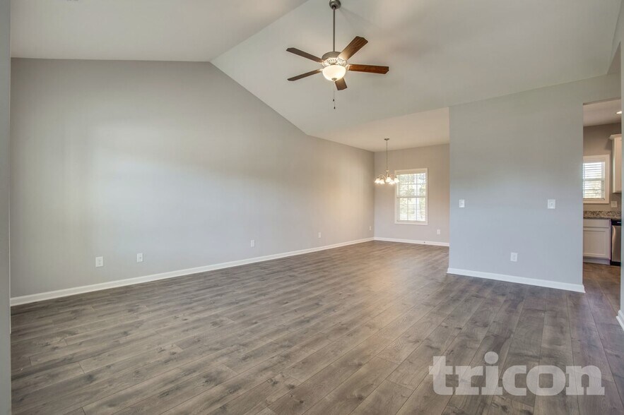 Building Photo - 718 W Coker Way