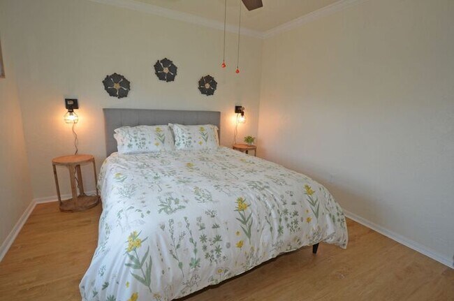 Building Photo - 2 Bed 1 Bath with Patio