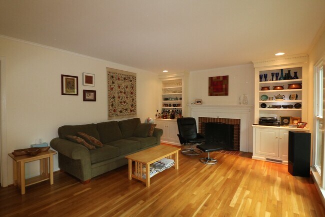 Building Photo - COMING SOON - 4Bed/2.5Bath Raised Rambler in Bannockburn near Glen Echo Park!