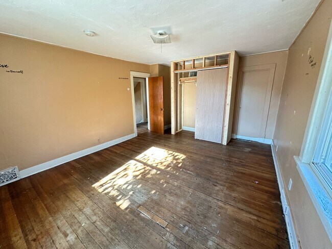 Building Photo - 514 16th St NE