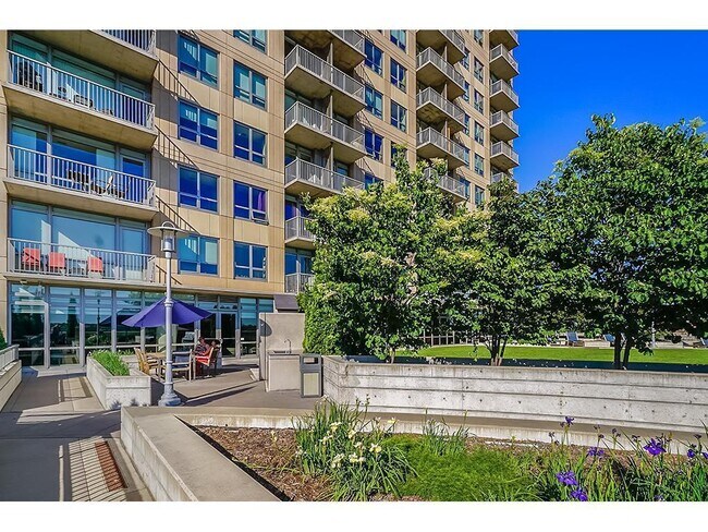 Building Photo - 929 Portland Ave