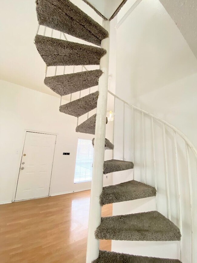 Building Photo - WATERFORD WEST CAMPUS - 4 BEDROOM - $2800