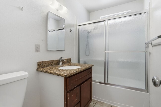 Building Photo - Spacious Upstairs Unit!