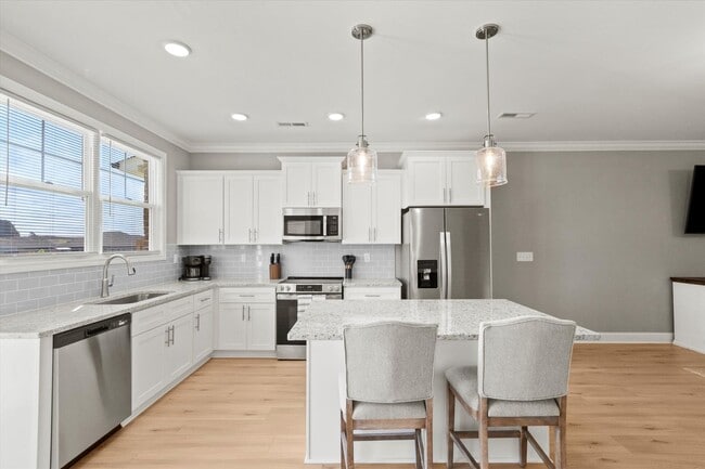 Building Photo - Fully Furnished and Move-In Ready!