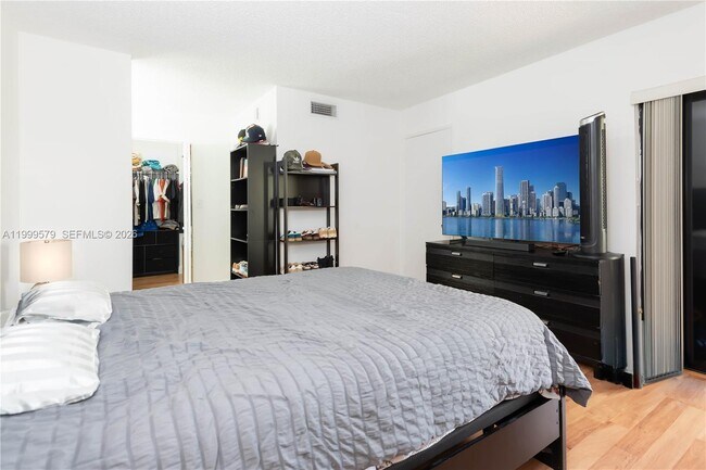 Building Photo - 8885 Fontainebleau Blvd