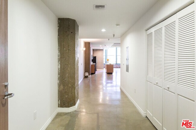 Building Photo - 711 S Olive St