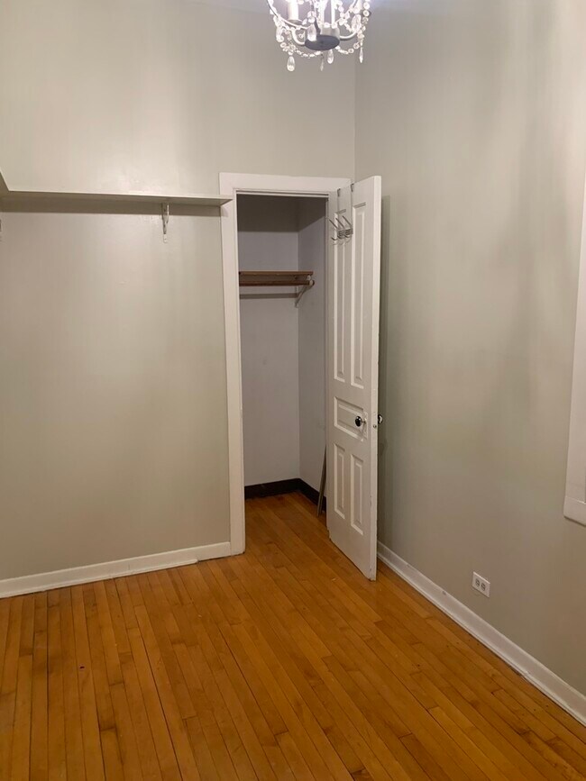 Building Photo - 858 N Ashland Ave