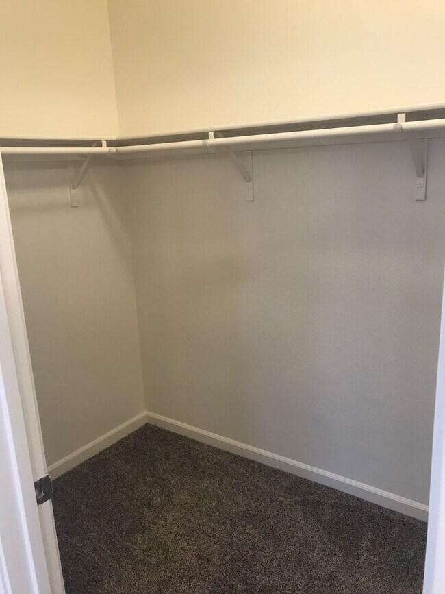 Building Photo - 4BR|2.5BA Townhome w/Garage|Yard|Water |Se...