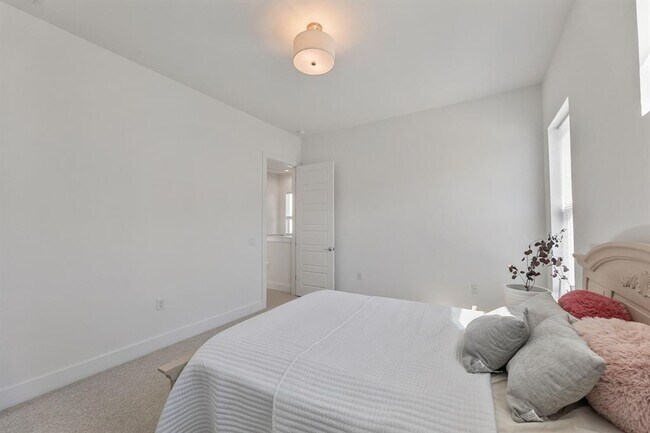 Building Photo - 6101 Florencia Ln